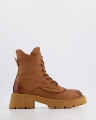 BRĄZOWE BOTKI DAMSKIE 017912501D TAN. Brązowe botki Venezia, bez wzorów, ze skóry, bez obcasa, bez zapięcia. Za 289.00 zł.