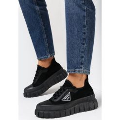 Czarne Trampki Nena. Czarne trampki Born2be, z aplikacjami, z gumy, militarne, przed kostkę, bez zapięcia. W wyprzedaży za 111.99 zł.