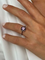 Les Petites Précieuses Pozłacany pierścionek z ametystem i spinelem rozmiar: 58. Czarne pierścionki Les Petites Précieuses, z ametystem, pozłacane. Za 217.99 zł.