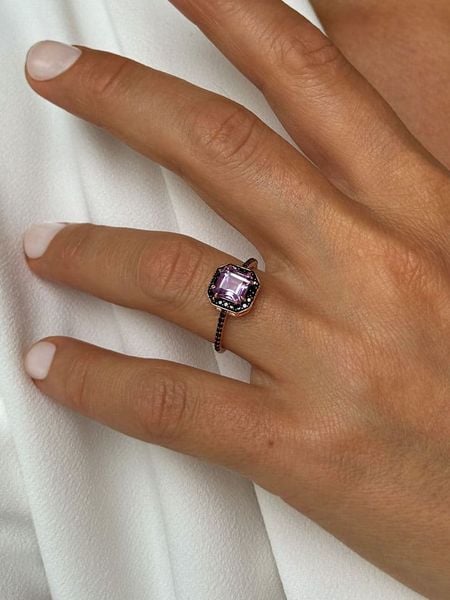 Les Petites Précieuses Pozłacany pierścionek z ametystem i spinelem rozmiar: 58. Czarne pierścionki Les Petites Précieuses, z ametystem, pozłacane. Za 217.99 zł.