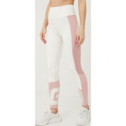 Guess legginsy damskie kolor biały z nadrukiem. Białe legginsy Guess, z aplikacjami, z włókna. W wyprzedaży za 294.99 zł.