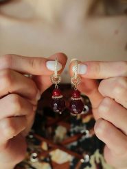 Pierres delicates Pozłacane kolczyki-kreole z agatami i cyrkoniami rozmiar: onesize. Czerwone kolczyki Pierres delicates, z agatem, pozłacane. Za 43.99 zł.