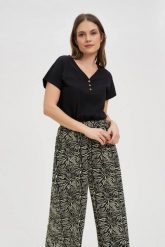 Bawełniana bluzka z guzikami czarna. Czarne bluzki MOODO, l, bez wzorów, z bawełny, bez kołnierzyka, bez ramiączek. Za 49.99 zł.