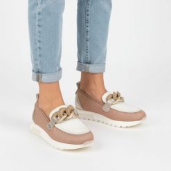 Półbuty damskie Hispanitas, ze skóry naturalnej z wsuwanym krojem i ozdobą na podbiciu posiada przeszycia na cholewce, beżowe, HV264834 Formentera-V2. Brązowe półbuty wsuwane Hispanitas, z aplikacjami, ze skóry, bez obcasa. Za 629.00 zł.