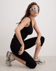 Damskie legginsy capri bezszwowe, wysoki stan, invisible scrunch Shape czarne. Czarne legginsy AIM'N, bez wzorów, z dzianiny. Za 254.00 zł.