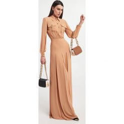 Sukienka ELISABETTA FRANCHI. Brązowe sukienki Elisabetta Franchi, bez wzorów, klasyczne, bez kołnierzyka, bez ramiączek, koszulowe. Za 3,149.00 zł.