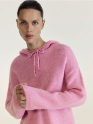 Sweter z kapturem z wełną - różowy. Czerwone swetry Reserved, l, bez wzorów, z dzianiny, bez ramiączek. Za 179.99 zł.