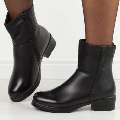 Czarne wysokie botki damskie Filo Donna Z24-39. Czarne botki Filo Donna, bez wzorów, ze skóry, eleganckie, z okrągłym noskiem, bez obcasa, na płaskiej podeszwie, bez zapięcia. W wyprzedaży za 139.30 zł.