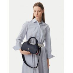 Torebka Tommy Hilfiger. Niebieskie torebki klasyczne Tommy Hilfiger, bez wzorów, klasyczne, bez dodatków. Za 489.99 zł.