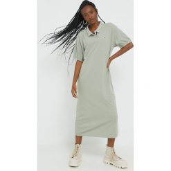Tommy Jeans sukienka DW0DW13032.PPYY kolor szary midi prosta. Zielone sukienki Tommy Jeans, na co dzień, l, bez wzorów, z bawełny, bez kołnierzyka, bez ramiączek, midi. W wyprzedaży za 209.99 zł.