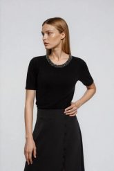 Sweter z ozdobnym dekoltem czarny. Czarne swetry MOODO, l, bez wzorów, z poliamidu, bez ramiączek. Za 119.99 zł.