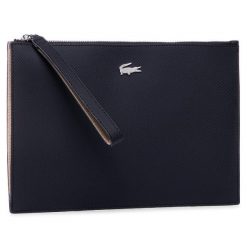 Torebka Lacoste. Czarne kopertówki Lacoste, bez wzorów, bez dodatków. Za 249.99 zł.
