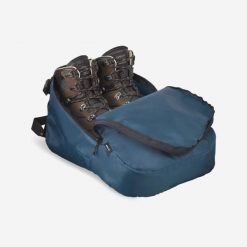 Pokrowiec na buty turystyczne i trekkingowe. Niebieskie trekkingi FORCLAZ, bez wzorów, bez zapięcia. Za 34.99 zł.