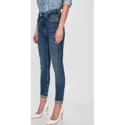 Calvin Klein Jeans - Jeansy CKJ 010. Niebieskie jeansy Calvin Klein Jeans, bez wzorów, z bawełny, z podwyższonym stanem. Za 429.90 zł.