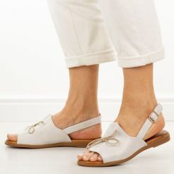 Białe skórzane płaskie sandały damskie Cambell 19387. Białe sandały Cambell, bez wzorów, z jeansu, casualowe, bez obcasa, na płaskiej podeszwie, bez zapięcia. Za 219.00 zł.