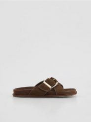 Zamszowe klapki z klamrami - ciemnobrązowy. Brązowe klapki Reserved, bez wzorów, z zamszu, bez obcasa, bez zapięcia. Za 169.99 zł.