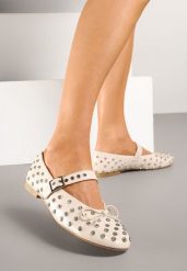 Beżowe Balerinki z Ozdobnymi Nitami i Kokardą Ridiante. Brązowe baleriny Renee, z aplikacjami, eleganckie, bez obcasa, bez zapięcia. Za 89.99 zł.