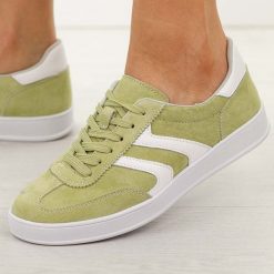 Zielone skórzane półbuty damskie Vinceza 95400. Zielone półbuty wsuwane VINCEZA, na jesień, bez wzorów, z jeansu, casualowe, z okrągłym noskiem, bez obcasa, na płaskiej podeszwie. W wyprzedaży za 197.10 zł.