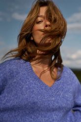 Sweter z dekoltem w serek niebieski. Niebieskie swetry MOODO, l, bez wzorów, z poliesteru, bez ramiączek. Za 149.99 zł.