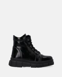 LAKIEROWANE WORKERY DAMSKIE E022PABLOBB029. Botki Venezia, bez wzorów, z lakierowanej skóry, bez obcasa, bez zapięcia. Za 279.00 zł.