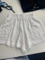 Krótkie spodenki zmuślinu w kolorze ECRU - CANO-XL. Szorty Marsala, bez wzorów, z bawełny, klasyczne. Za 159.90 zł.