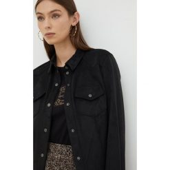 Guess koszula damska kolor czarny regular z kołnierzykiem klasycznym. Czarne koszule Guess, l, z aplikacjami, z tkaniny, klasyczne, bez kołnierzyka, bez ramiączek. W wyprzedaży za 321.99 zł.
