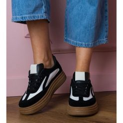 Czarne sneakersy trampki na grubej podeszwie. Czarne trampki bez wzorów, z gumy, eleganckie, bez zapięcia. Za 135.07 zł.