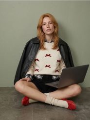 Dzianinowy sweter z ozdobnymi kokardkami - biały. Białe swetry Sinsay, l, bez wzorów, z dzianiny, bez ramiączek. Za 49.99 zł.