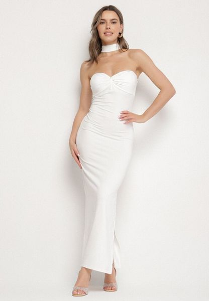 Biała Sukienka z Wiskozą Zdobiona Marszczeniem i Rozcięciem Lunwena. Białe sukienki Born2be, na imprezę, z aplikacjami, z wiskozy, klasyczne, bez kołnierzyka, bez ramiączek. Za 69.99 zł.