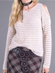 Sweter z odkrytymi ramionami - kremowy. Białe swetry Sinsay, l, bez wzorów, bez ramiączek. Za 39.99 zł.