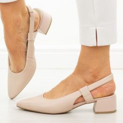 Beżowe skórzane czółenka damskie T.Sokolski 536. Brązowe czółenka Sokolski, na jesień, bez wzorów, ze skóry, biznesowe, bez obcasa, na obcasie, bez zapięcia. W wyprzedaży za 245.52 zł.