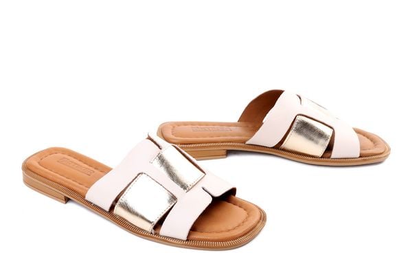 Artiker Relaks 58C2138 beige-gold, klapki damskie. Brązowe klapki Artiker Relaks, bez wzorów, ze skóry, bez obcasa, bez zapięcia. Za 136.43 zł.
