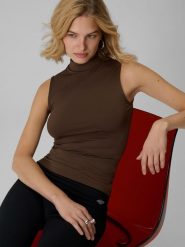 4F Top slim gładki damski - brązowy S. Brązowe topy 4f, m, bez wzorów, z dzianiny, klasyczne, bez kołnierzyka, bez ramiączek. Za 69.99 zł.