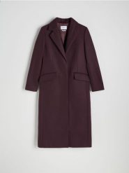Klasyczny wełniany płaszcz - burgundowy. Czerwone płaszcze Reserved, l, bez wzorów, z tkaniny, klasyczne, bez kaptura. W wyprzedaży za 399.99 zł.