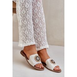 Lewski Shoes Skórzane Klapki Z Ozdobą Na Płaskim Obcasie Lewski 3047/O Złoty Przecierany. Żółte klapki z aplikacjami, ze skóry, casualowe, bez obcasa, na płaskiej podeszwie, bez zapięcia. Za 432.39 zł.