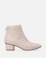 Botki damskie z lakierowanej skóry K008PABEOBB026. Botki Venezia, bez wzorów, ze skóry, bez obcasa, bez zapięcia. Za 1,199.00 zł.