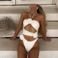 Strój kąpielowy z kwiatami 3D regulowane ramiączka lato Richarda. Białe stroje jednoczęściowe Intica, bez wzorów, eleganckie. Za 159.00 zł.