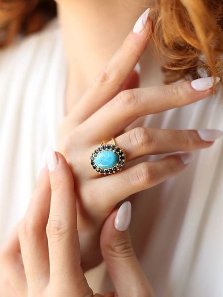 L'Atelier de Gaia Pozłacany pierścionek z turkusem i cyrkoniami rozmiar: onesize. Niebieskie pierścionki L'Atelier de Gaia, z cyrkonią, pozłacane. Za 43.99 zł.