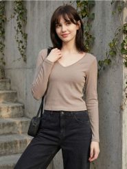 Bluzka z długim rękawem i koronką przy dekolcie - brązowy. Brązowe bluzki Sinsay, l, bez wzorów, z koronki, bez kołnierzyka, bez ramiączek. Za 25.99 zł.