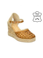 Bullboxer Skórzane czółenka w kolorze jasnobrązowym na koturnie rozmiar: 41. Brązowe czółenka Bullboxer, bez wzorów, klasyczne, bez obcasa, na koturnie, bez zapięcia. Za 192.79 zł.