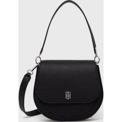 Tommy Hilfiger torebka kolor czarny. Czarne listonoszki Tommy Hilfiger, bez wzorów, na ramię, bez dodatków. W wyprzedaży za 429.99 zł.