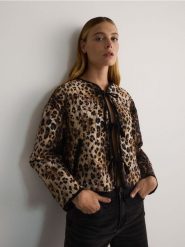 Lekka kurtka - wielobarwny. Kurtki Reserved, l, bez wzorów, z tkaniny, bez kaptura. W wyprzedaży za 79.99 zł.