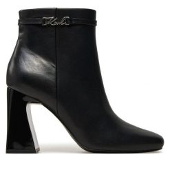 Botki KARL LAGERFELD. Czarne botki KARL LAGERFELD, bez wzorów, bez obcasa, na słupku, bez zapięcia. Za 569.99 zł.