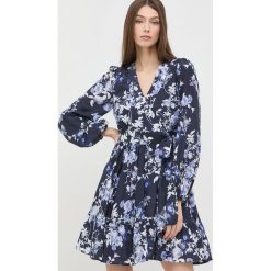 Marciano Guess sukienka jedwabna kolor granatowy mini rozkloszowana. Niebieskie sukienki Marciano Guess, z aplikacjami, z jedwabiu, bez kołnierzyka, bez ramiączek, maxi, dopasowane. Za 1,469.90 zł.