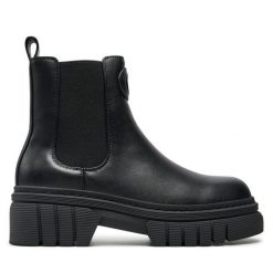 Sztyblety Guess. Czarne botki Guess, z aplikacjami, bez obcasa, na płaskiej podeszwie, bez zapięcia. Za 359.99 zł.