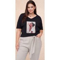 T-Shirt Damski Latrre Plus Size Czarny. Czarne t-shirty blue shadow, m, z aplikacjami, z bawełny, bez kołnierzyka, bez ramiączek. W wyprzedaży za 84.95 zł.