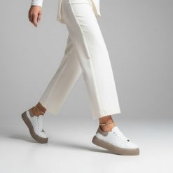 Białe Sneakersy Filippo Sportowe Buty Damskie. Białe buty treningowe Filippo, w ażurowe wzory, z gumy, bez zapięcia. Za 209.00 zł.