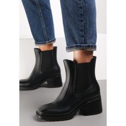 Czarne Kalosze na Słupku Hesina. Czarne kalosze Renee, bez wzorów, z gumy, z otwartym noskiem, bez zapięcia. W wyprzedaży za 134.99 zł.