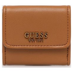 Guess portfel damski kolor beżowy. Brązowe portfele Guess, z aplikacjami, z materiału. W wyprzedaży za 134.99 zł.