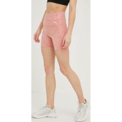 Puma szorty treningowe Studio damskie kolor różowy wzorzyste medium waist. Czerwone szorty sportowe Puma, bez wzorów, ze skóry, z podwyższonym stanem. W wyprzedaży za 169.99 zł.